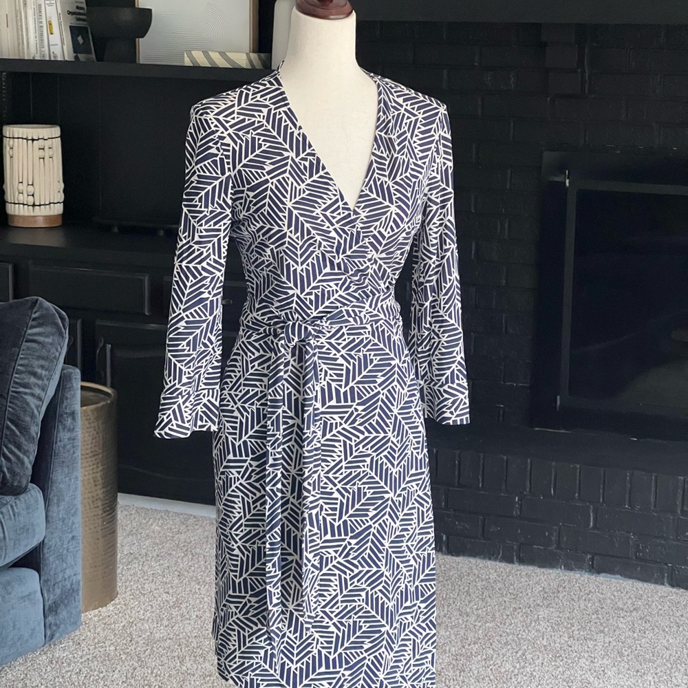 100% Silk Vintage Diane Von Furstenberg Navy and White Midi Dress